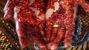 Indonesia raises minimum age for brides to end child marriage