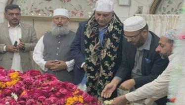 COAS Qamar Javed Bajwa visits shrine of Data Darbar